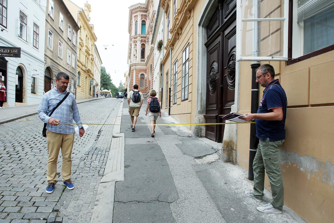 27.08.2015., Zagreb - Napokon ce se sanirati Radiceva ulica.  Na to ce se iz proracuna u 2015. godini potrositi 4,3 milijuna kuna, a obnovu ulice u centru grada stanari su cekali 30 godina. Inzenjeri mjere Radicevu uoci pocetka radova.  Photo: Goran Jakus