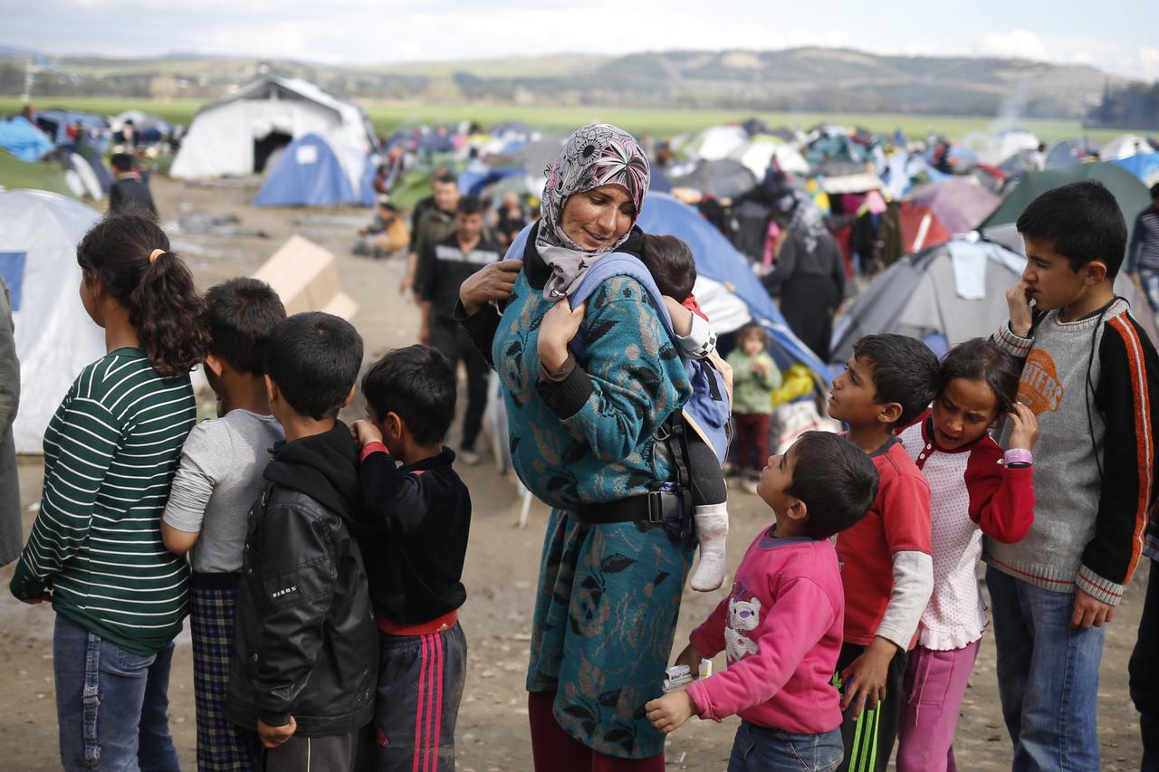 Migrants queue up for food in a makeshift camp on the Greek-Macedonian border near the village of Idomeni, Greece  March 11, 2016.  REUTERS/Stoyan Nenov       TPX IMAGES OF THE DAY