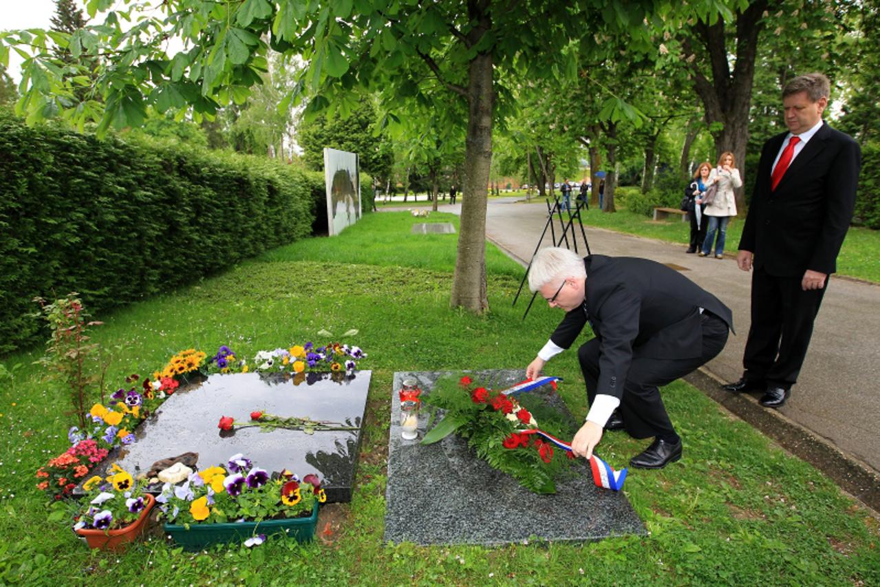 '28.04.2011., Zagreb - Predsjednik RH Ivo Josipovic polozio je vijenac na grob Ivice Racana. Photo Antonio Bronic/PIXSELL'