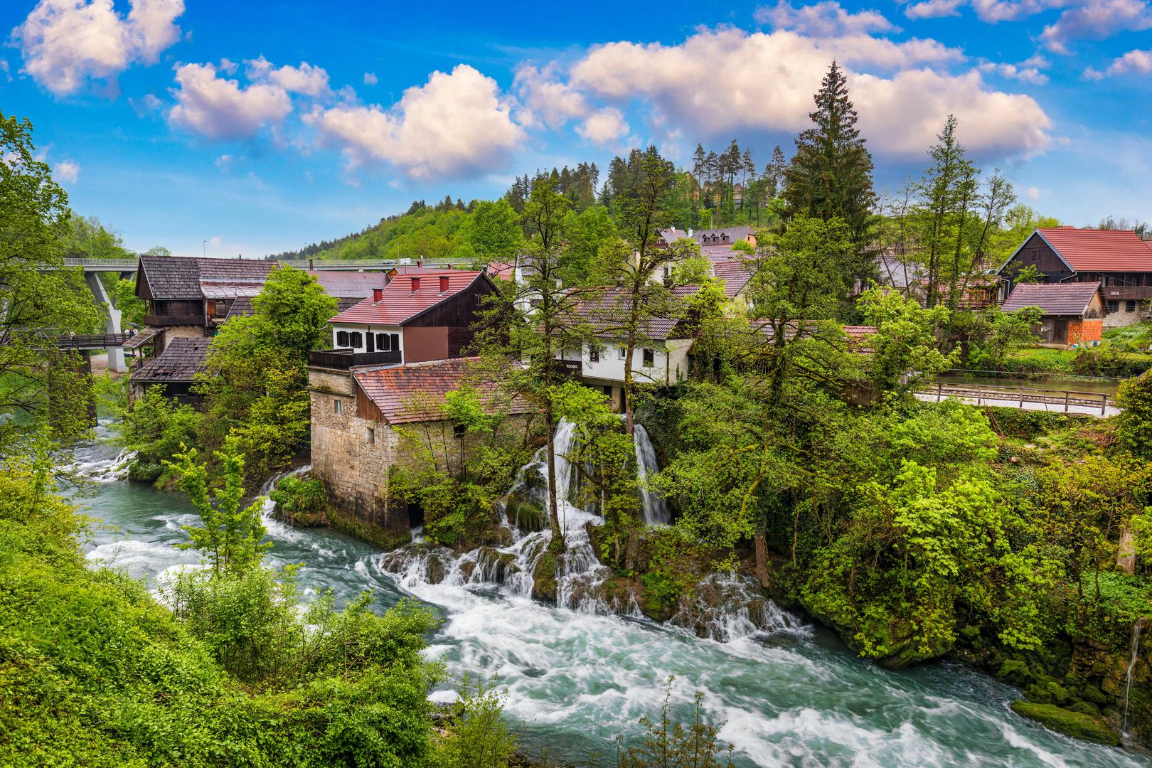 3. Rastoke (kod Slunja): Nazivaju ih i “male Plitvice” – s razlogom. Kućice smještene iznad slapova i mlinova stvaraju bajkovit prizor. Idealno mjesto za poludnevni izlet, a ako imate više vremena, samo 30 minuta dalje čekaju vas Plitvička jezera.