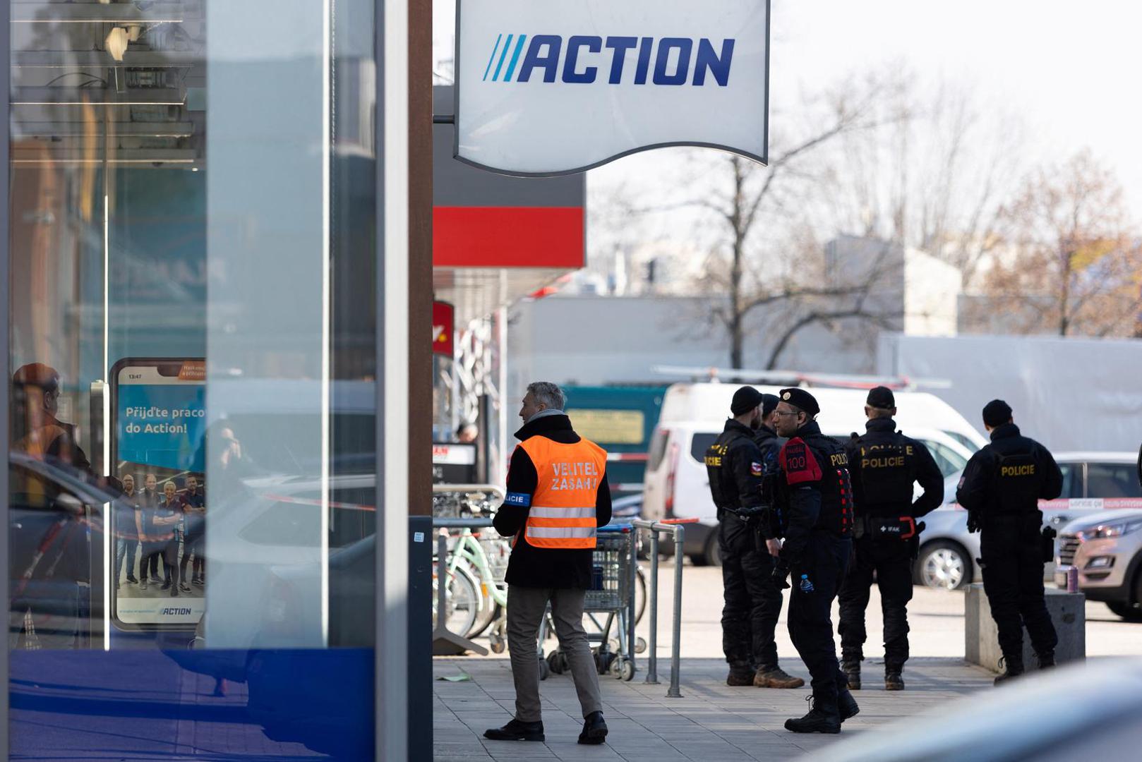 Police officers stand guard in a shopping area at the site where two women have died in a knife attack in Hradec Kralove, Czech Republic, February 20, 2025. REUTERS/Eva Korinkova Photo: EVA KORINKOVA/REUTERS