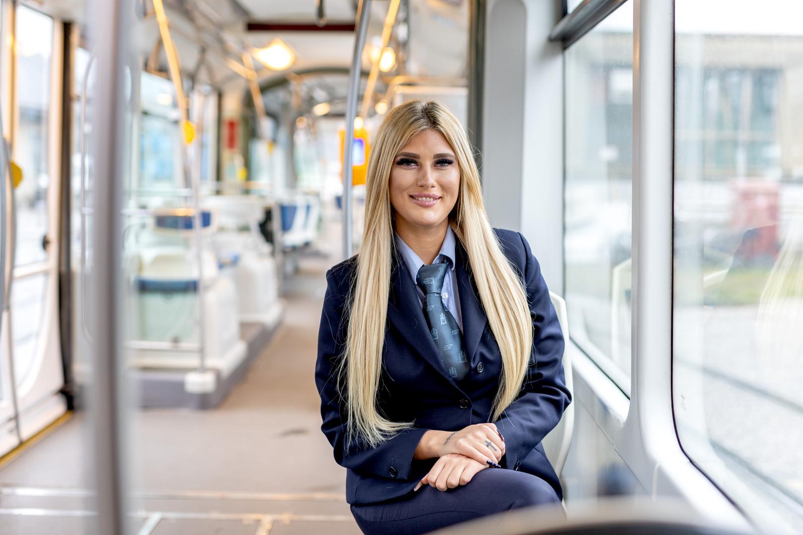 "Ta linija prolazi kroz središte grada pa uvijek vidim nešto novo. Uvijek pokušavam stati ljudima koji trče na tramvaj, osobito kad pada kiša ili snijeg – nemam srca ostaviti ih", objasnila je.