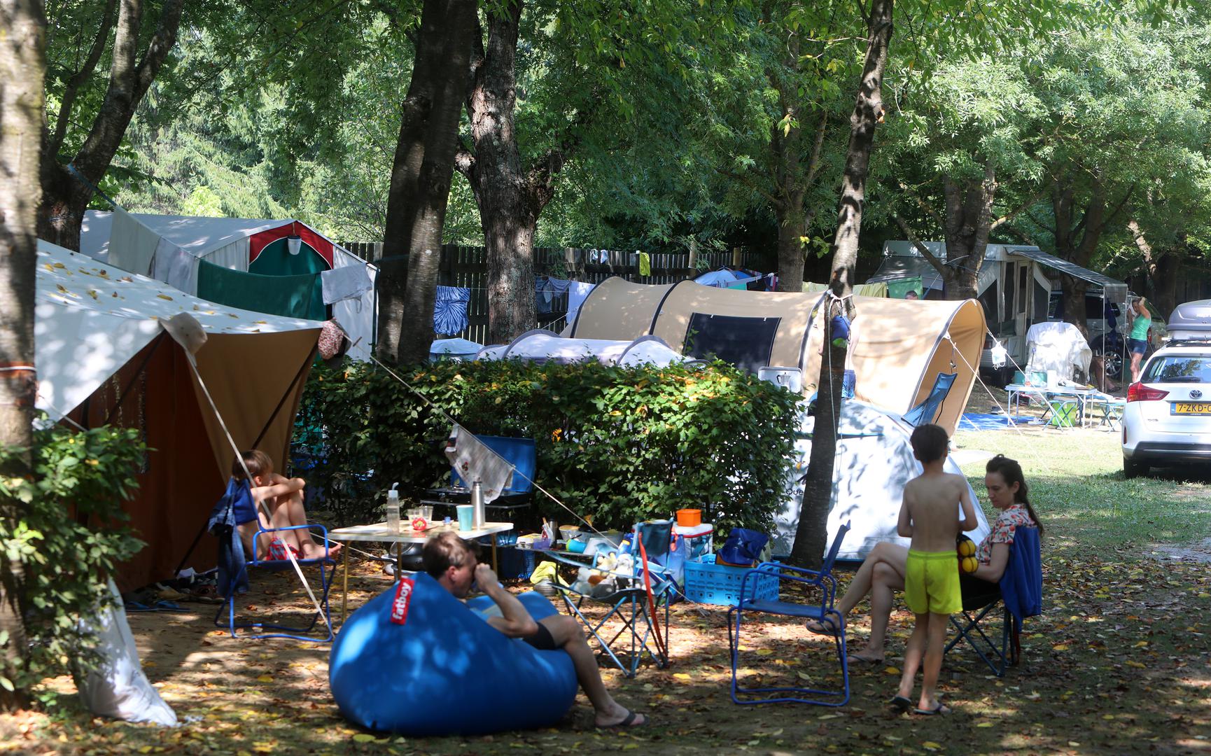 11.08.2021., Duga Resa - Autokamp Slapic na rijeci Mreznici u Belavicima popunjen je stranim i domacim turistima. Osim gostima iz Skandinavskih zemalja Nizozemske, Svedske, Njemacke i Austrije rijeka Mreznica sve je popularnija i medu Hrvatima ljetuju u ovom kampu.Photo: Kristina Stedul Fabac/PIXSELL