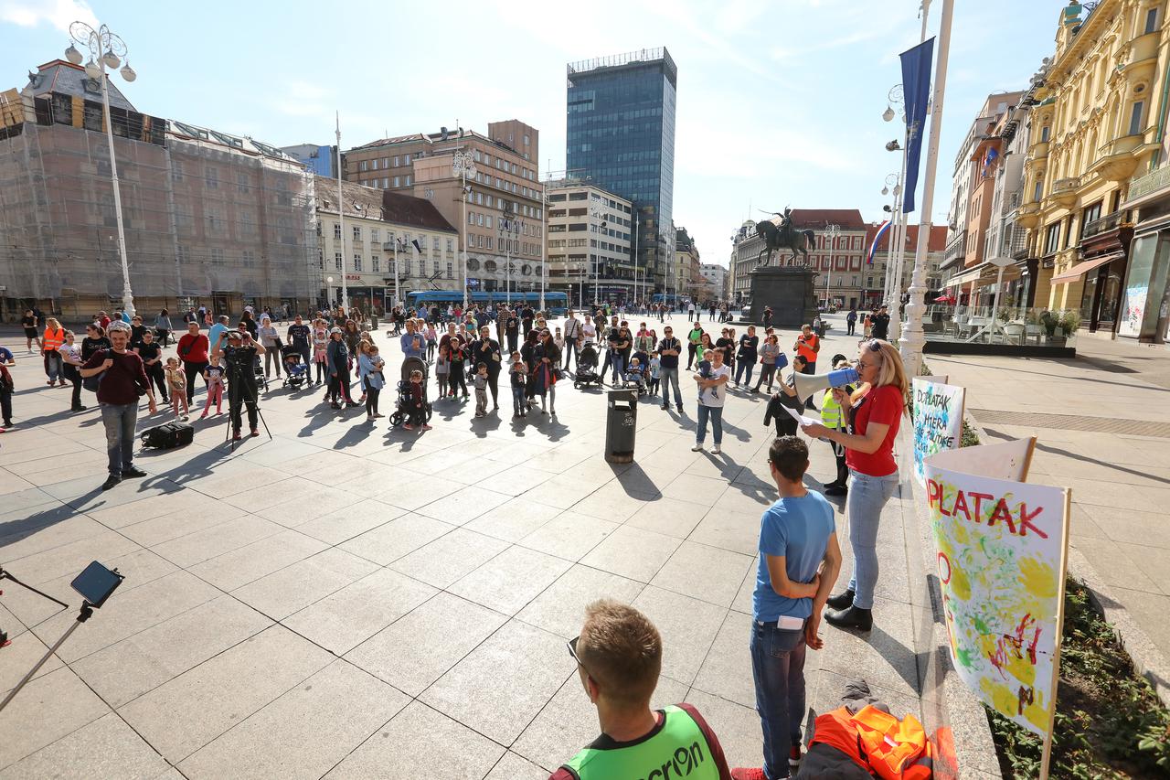 Zagreb: Na glavnom Trgu održan prosvjed inicijative "ZA djecu" - pravo na dječji doplatak