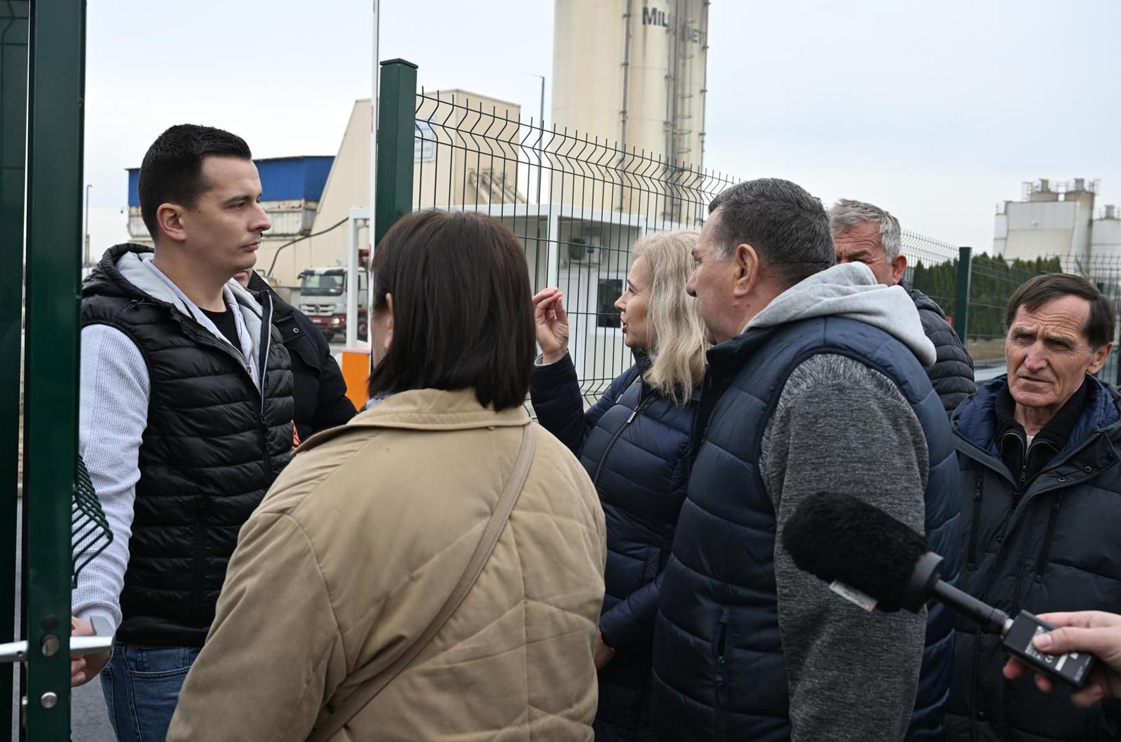 Zagreb je dobio novo oporabilište otpada, doduše privremeno i samo za građevinski otpad. Svejedno, to nije suspregnulo bunu, povike, transparente i prosvjed petnaestak stanovnika Resnika, gdje je danas gradonačelnik Tomislav Tomašević u pratnji zamjenika, ali i policije te osiguranja, otvorio privremeno oporabilište u koje će stizati šuta nastala kao posljedica poslijepotresne obnove.