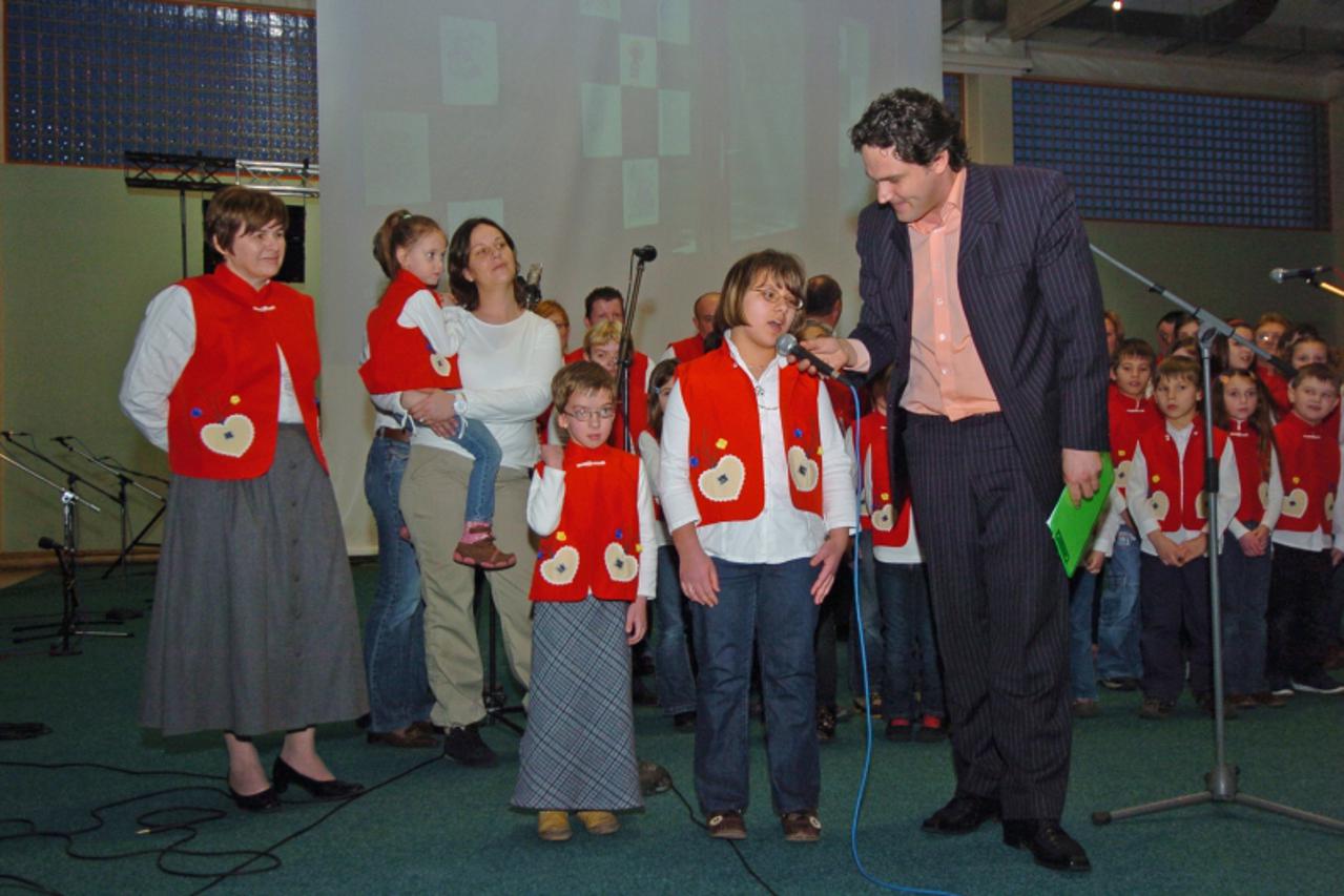 '21.02.2010... Bedekovcina, Hrvatska... Humanitarni koncert za izgradnju dizala za invalide u osnovnoj skoli u Bedekovcini... Voditelj programa Adam Koncic razgovara s Magdalenom (lijevo) i Jelenom (d