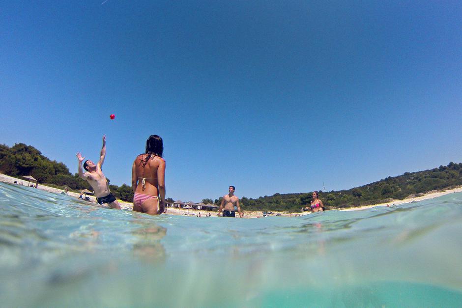 25.07.2013., Dugi otok, Sakarun - Uzduz i poprijeko Dugog otoka u zadarskom arhipelagu u ljetnim danima prepuno je turista, a najomiljenija plaza zasigurno je Sakarun, koja sa nalazi u uvali pokraj mjesta Veli Rat. Pjeskovita plaza sa tirkizno cistim more