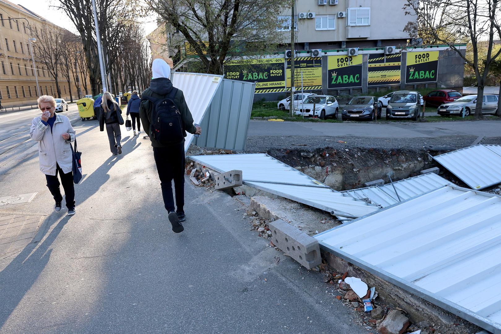 Povremeno jak vjetar i dalje stvara probleme po gradu.