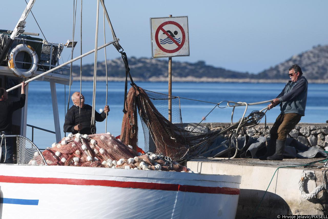 Srima: Ribari iskoristili sun?an dan za slaganje mreža