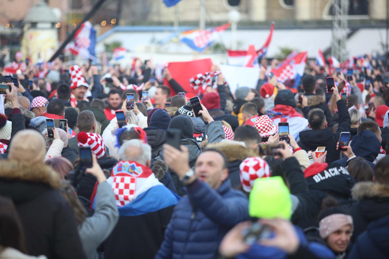 18.12.2022., Zagreb - Okupljanje vatrenih navijaca prije svecanog doceka hrvatskih reprezentativaca. Photo: Lovro Domitrovic/PIXSELL