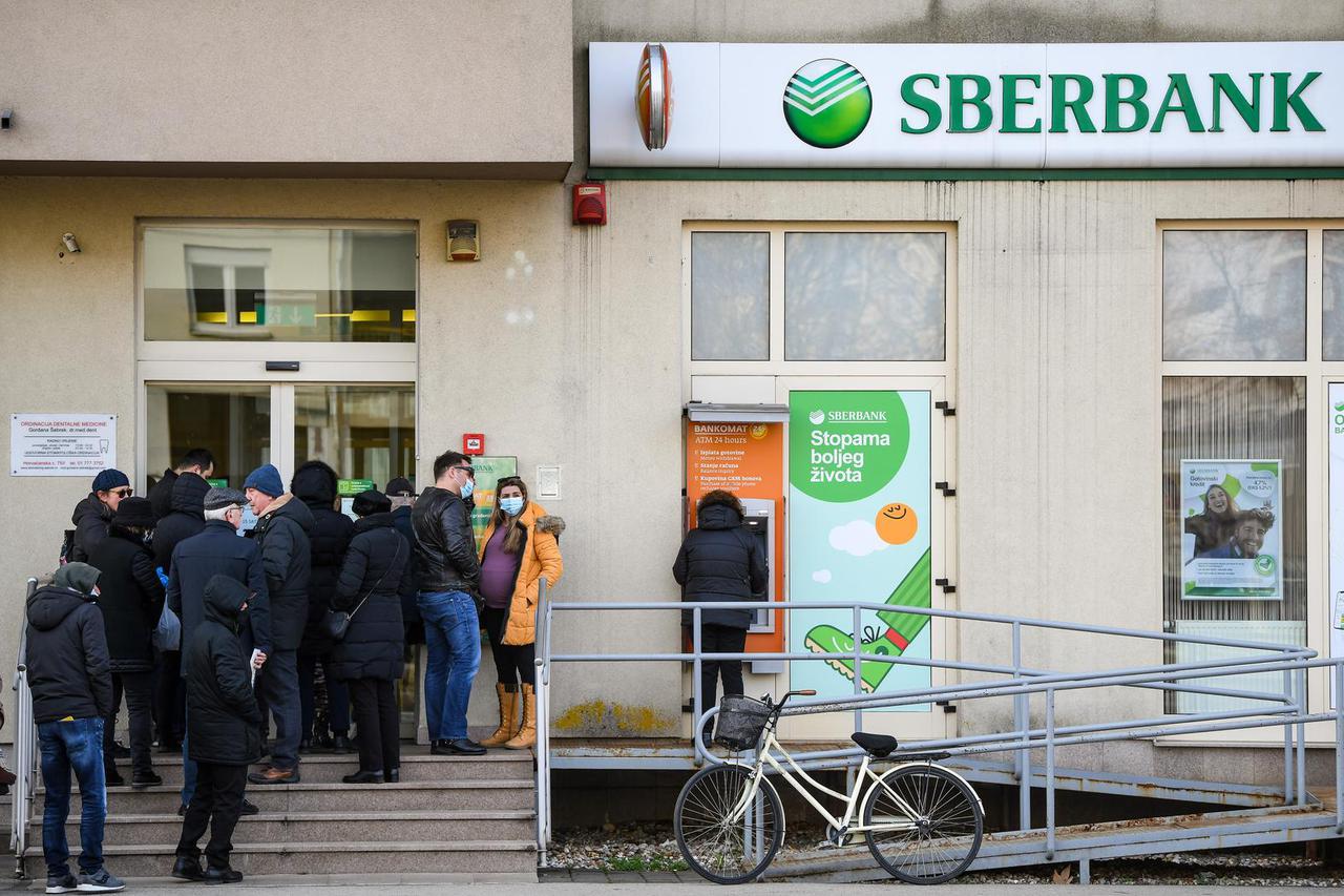 HNB proglasio dvodnevni moratorij na Sberbanku, klijenti dnevno mogu raspolagati s 7280 kuna