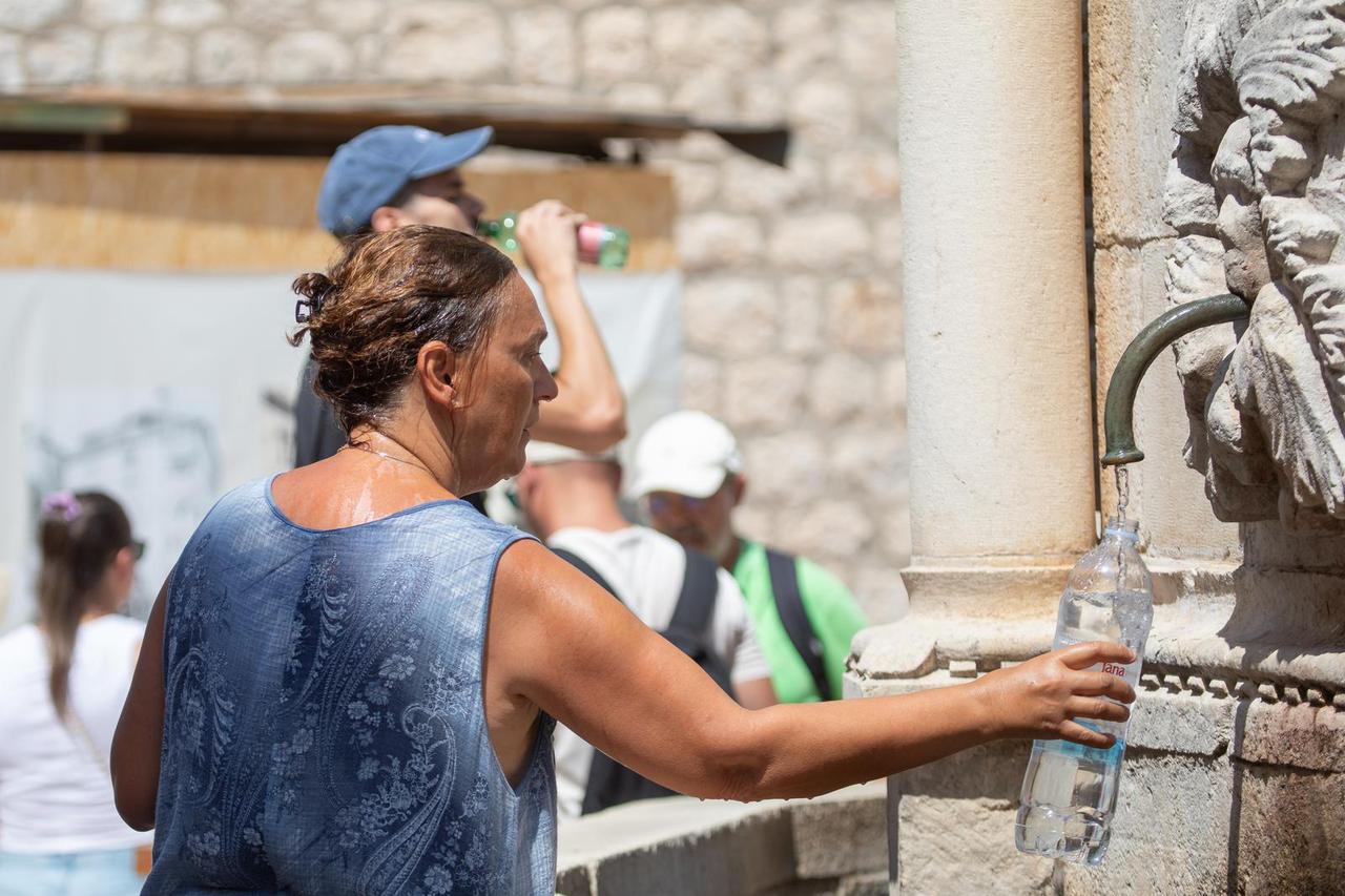 Dubrovnik: Turisti se nastoje rashladiti u obližnjim fontanama