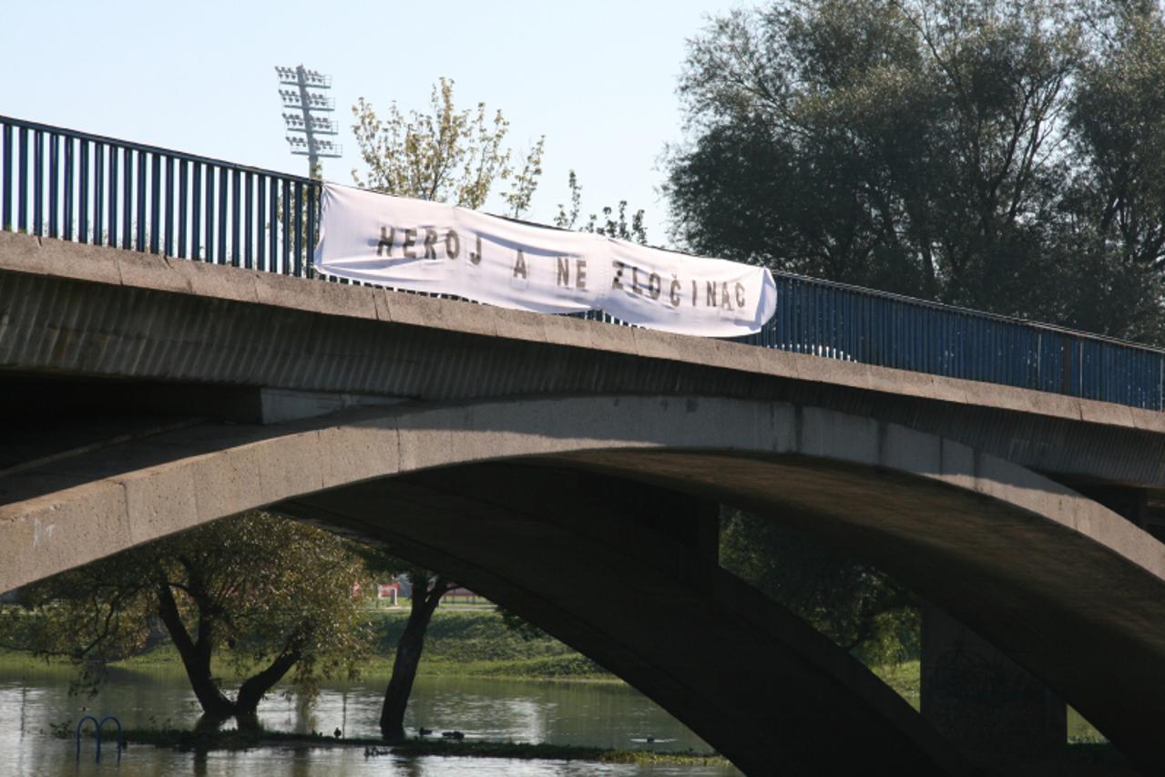 '21.09.2010.,Karlovac- Transparent Heroj a ne zlocinac posvecen Misi Hrastovu postavljen na Koranskom mostu. Dominik Grguric/PIXSELL'