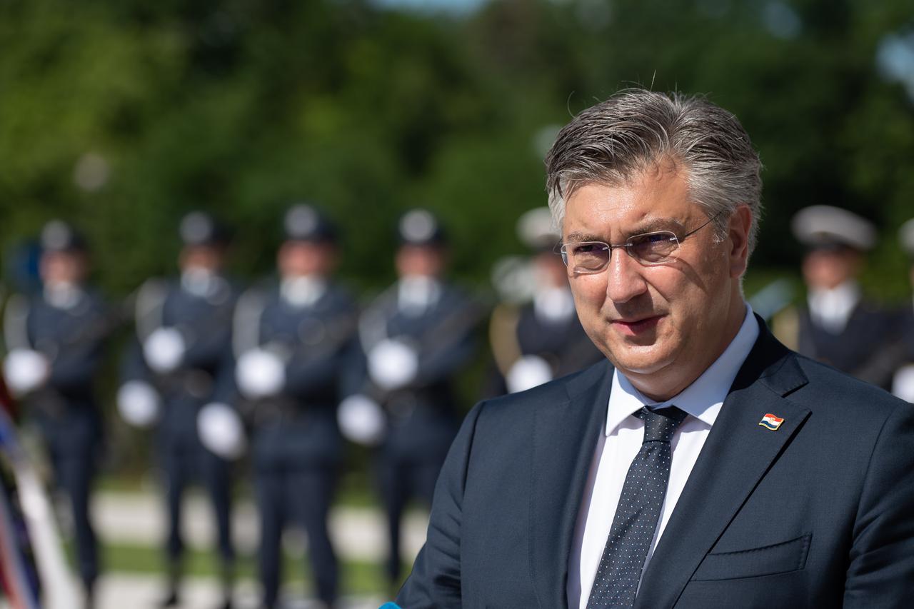 Zagreb: Članovi Vlade položili su vijence kod Spomenika domovini