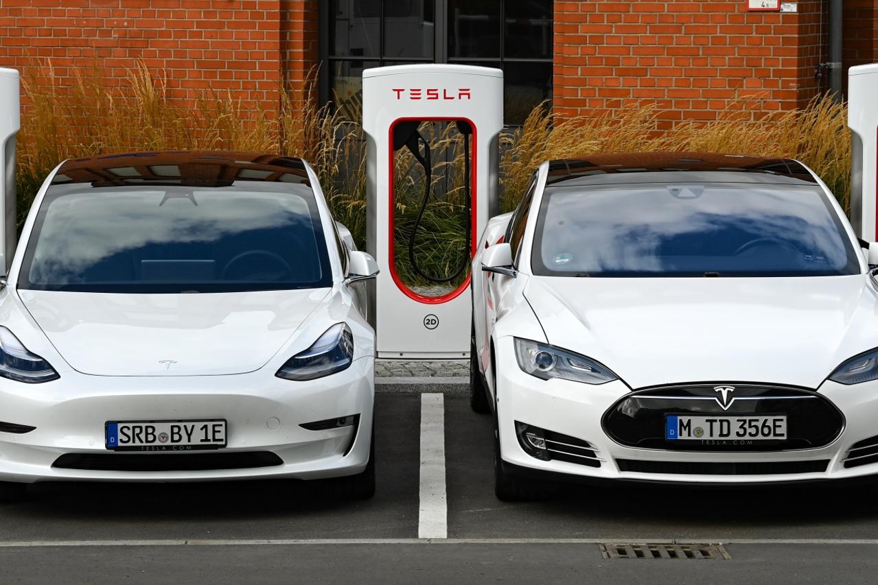 Presentation of new Tesla fast charging stations
