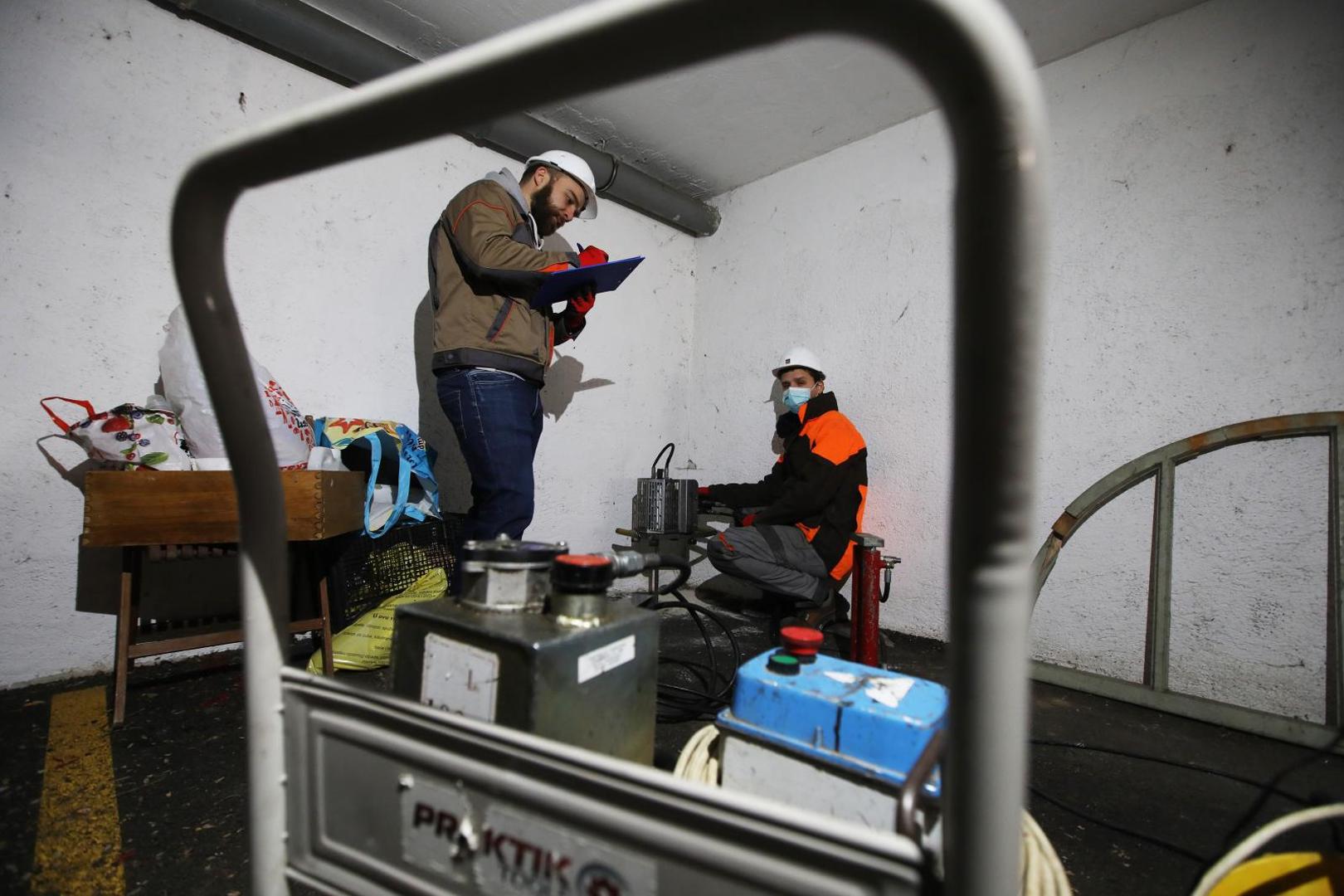 02.04.2020. Zagreb- Ekipa tvrtke Uretek vrsi ispitivanje tla i isanira temelje zgrada koje se ubrzalo nakon velikog potresa u Zagrebu.Filip Antunovic.
Photo: Boris Scitar/Vecernji list/PIXSELL