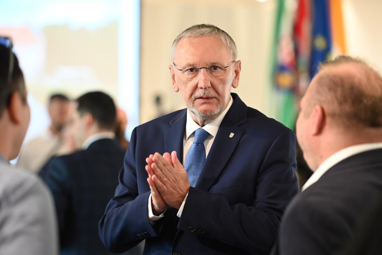 Zaprešić: Potpisan ugovor s izvođačima radova u projektu "Novo ruho Novih dvora"