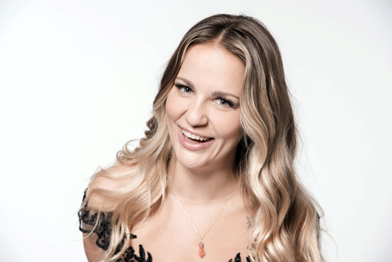 Prije godinu dana vratila se u javni život i  postala je voditeljica na radiju Laganini. Nakon toga uslijedio je poziv za show "Tvoje lice zvuči poznato" u kojem se Paola opet vratila omiljenom pjevanju. 