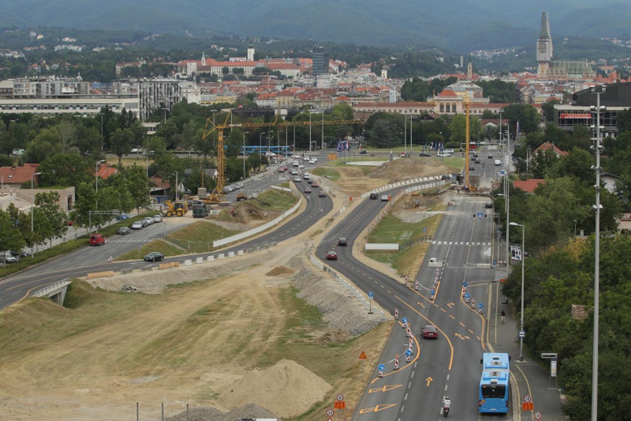 '13.07.2012. Zagreb- Gradiliste u ulici Hrvatske bratske zajednice na kojem ce se graditi fontane i pothodnici ispred Nacionalne i sveucilisne knjiznice. Photo: Boris Scitar/VLM'