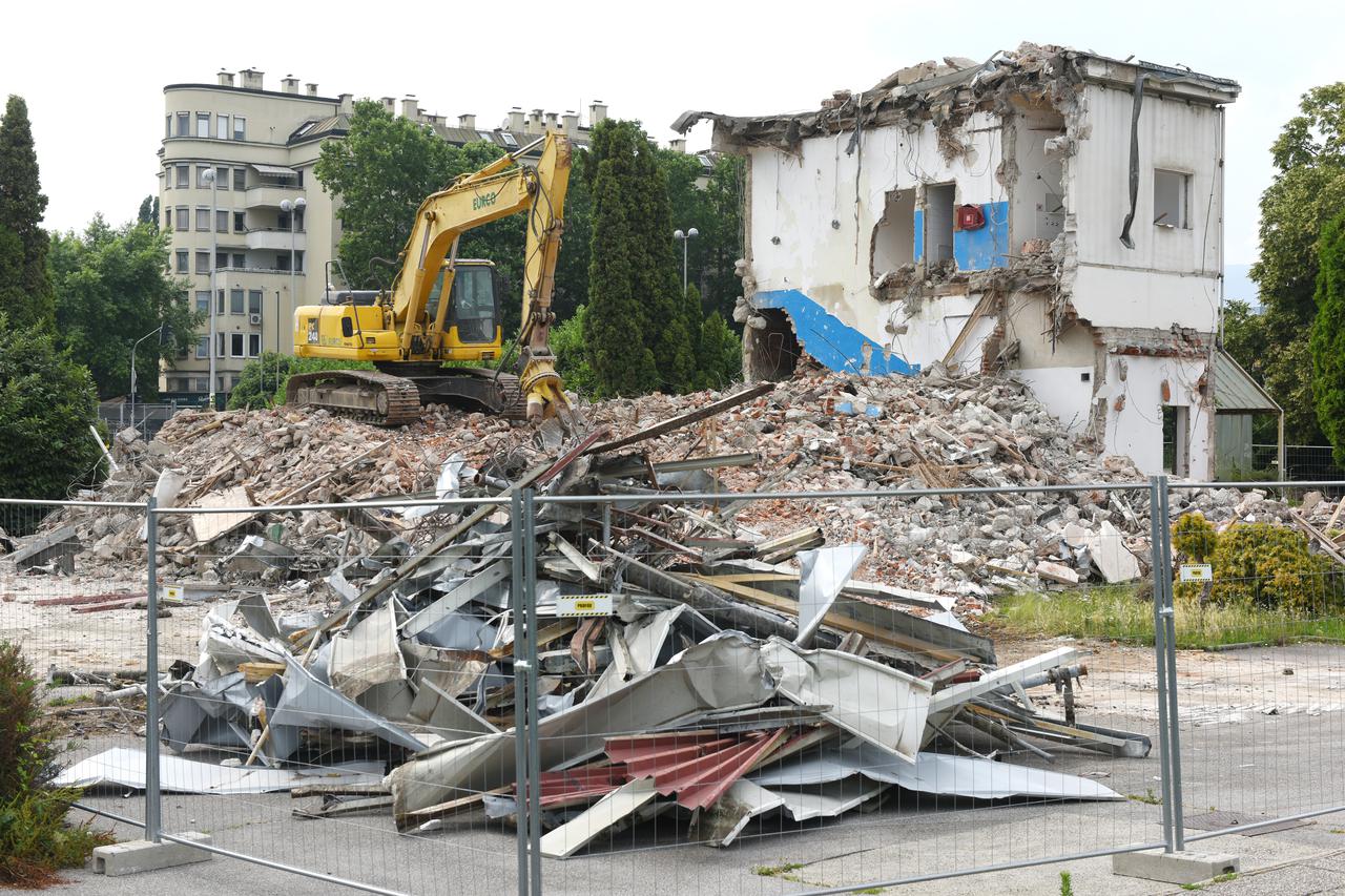 25.06.2016., Zagreb -  Rusenje posljednje zgrade nekadasnjeg Sokolskog stadiona zbog izgradnje kampa. Photo: Davor Visnjic/PIXSELL