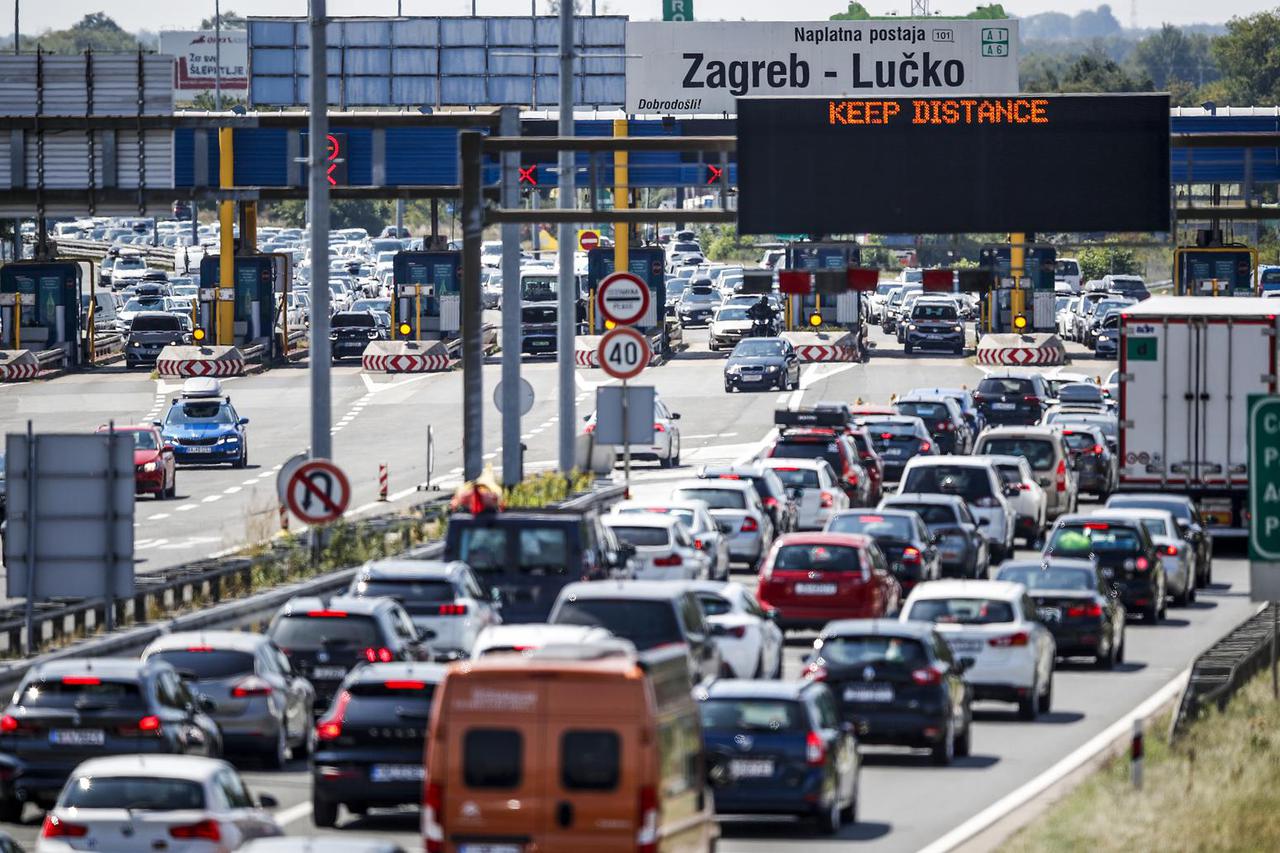 Velike gužve na cestama pred naplatom Lučko u oba smjera