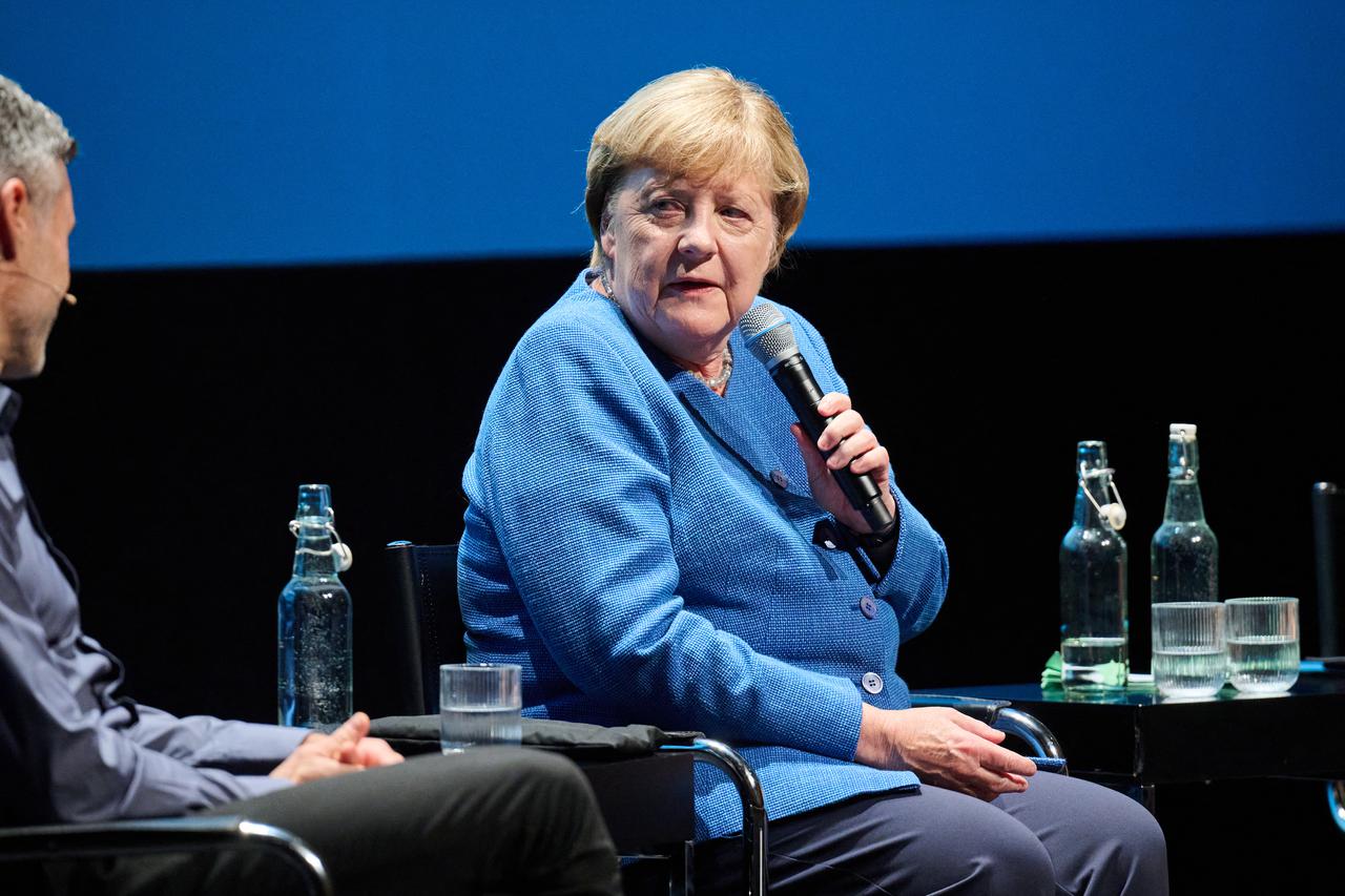 Merkel in conversation with Cheema and Mendel