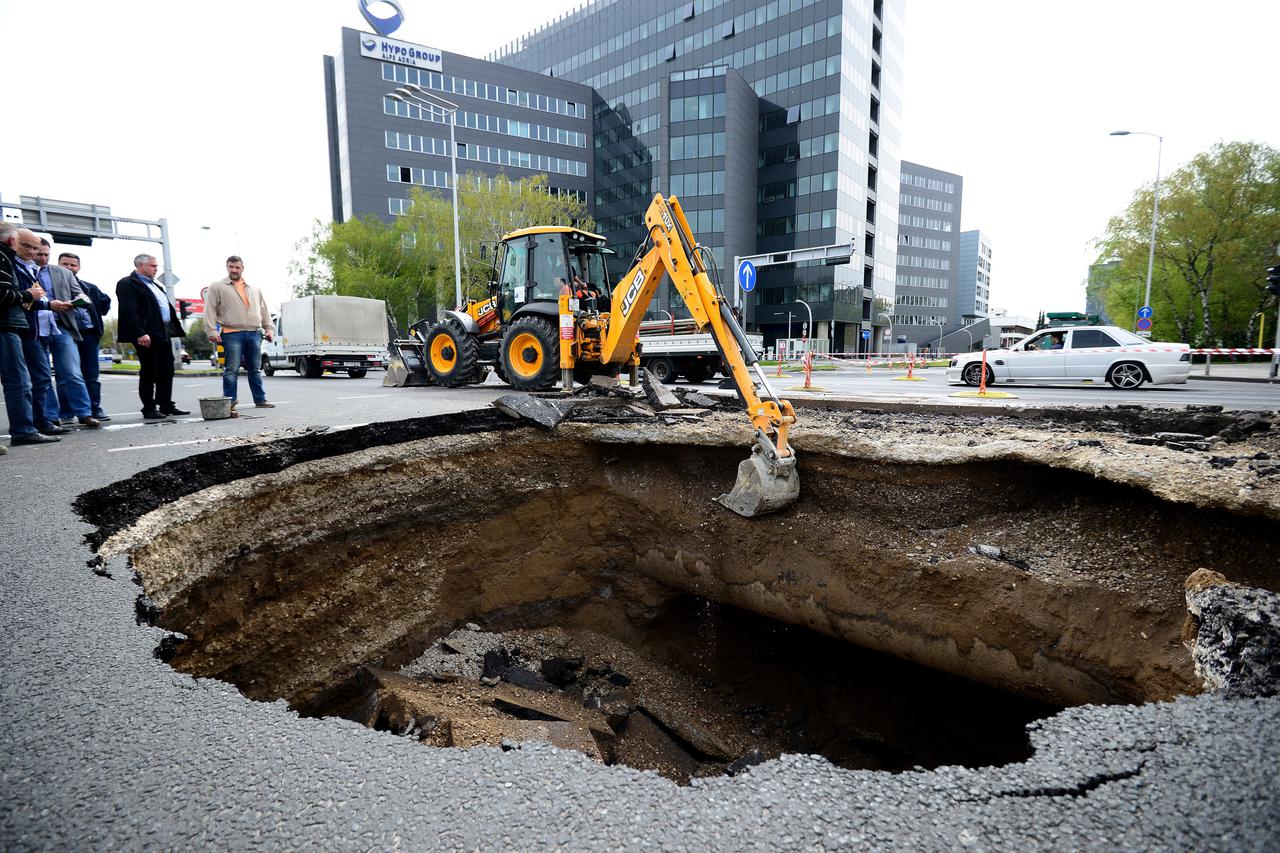 05.04.2016., Zagreb - Na krizanju Slavonske avenije i Marohniceve nocas se urusio asfalt te su nastale velike guzve u prometu. Gradonacelnik Milan Bandic posjetio je mjesto dogadaja i radovi na sanaciji rupe su poceli.  Photo: Marko Prpic/PIXSELL