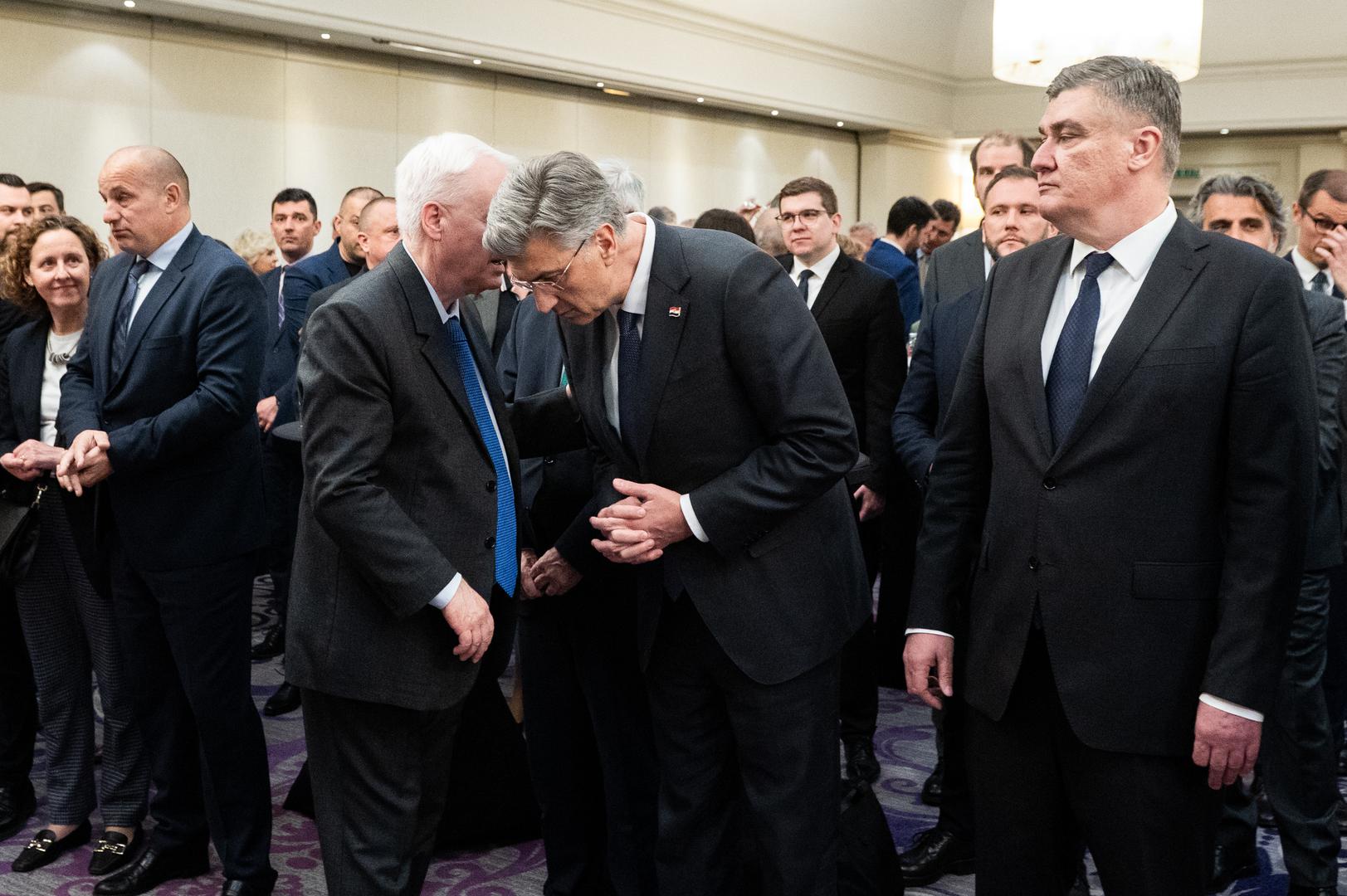 "Neću govoriti u kakvim vas ulogama vidim, birate ih sami i dobro ih birate", poručio je predsjednik Milanović predsjedniku Mešihata Islamske zajednice u Hrvatskoj muftiji akademiku Azizu ef. Hasanoviću zahvalivši mu "na odmjerenosti, na tonu, razboritosti u svakom javnom nastupu kada komunicira stavove zajednice". 