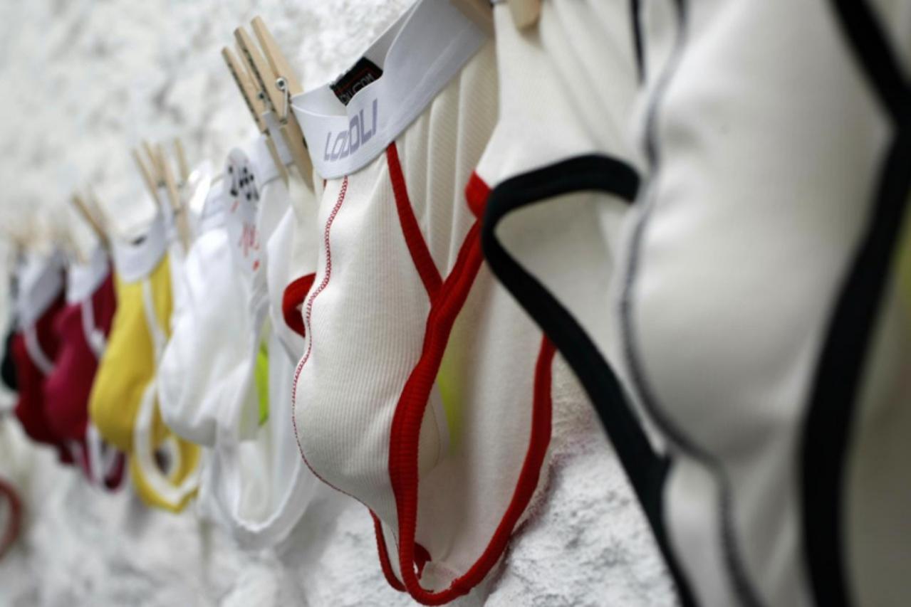 '16.04.2009.,Zagreb -  Tkalciceva 10,Roland Lodoli ispod crkve u njenom prostoru ima ducan i prodaje push up muske gace, crkva nema nista protiv. Photo: Marin Tironi/24sata'