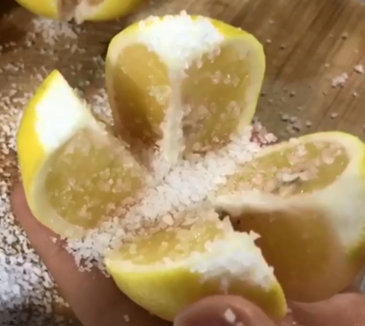 Dok će sol upiti neugodne mirise, limun će širiti osvježavajuću notu prostorom. Toliko je jednostavno, a imat će učinka. 