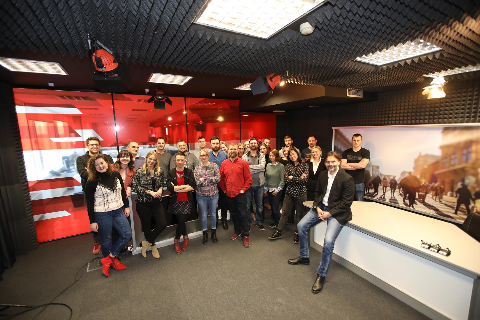 Spoj iskustva i mladosti, to je redakcija portala Večernjeg lista koju vode Dario Markas (u crvenoj košulji) i Dražen Klarić (sjedi).