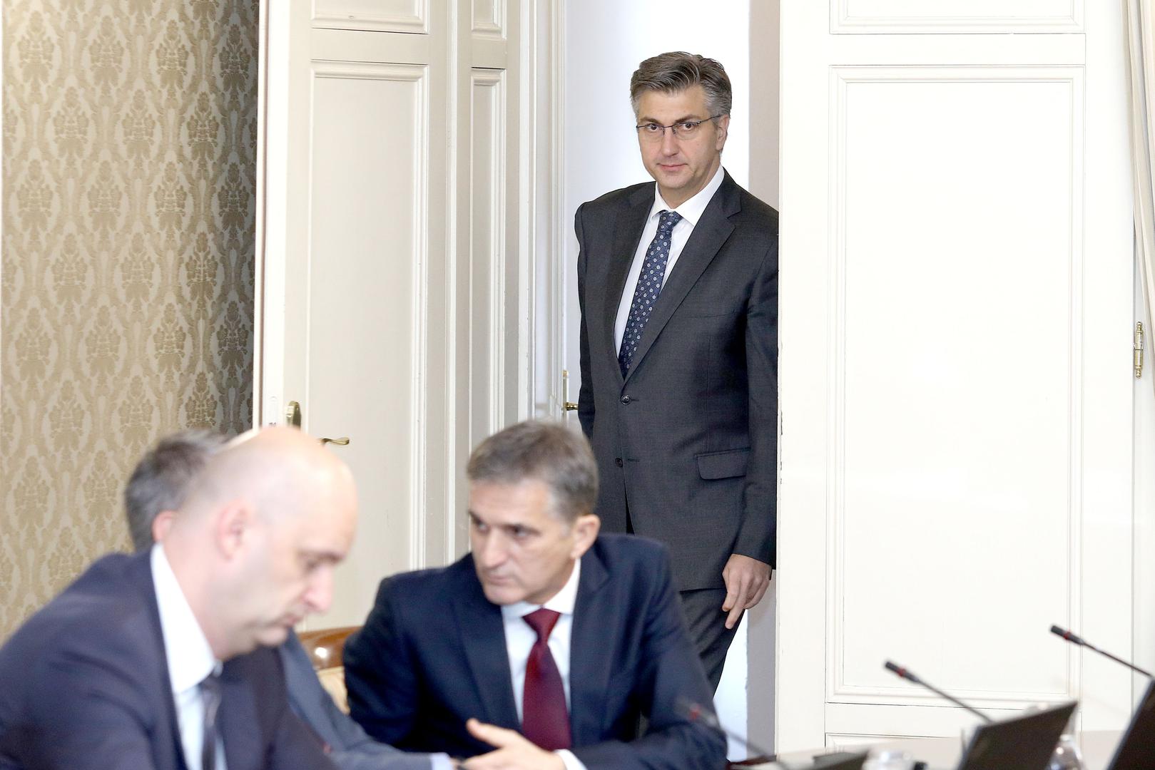 Trebalo bi ozakoniti, uvesti kao društveno pravilo – nimalo manji patriot od drugih nije onaj kojemu uopće nije važno što se dogodilo s Agrokorom i Uljanikom, zašto nismo kupili ratne zrakoplove od Izraela...
