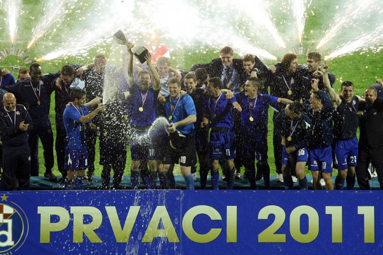 '21.05.2011., Zagreb, Stadion Maksimir - 1. HNL, 30. kolo, NK Dinamo - NK Split. Slavlje igraca Dinama nakon urucenog pehara za osvojeno prvenstvo. Photo: Sanjin Strukic/PIXSELL'