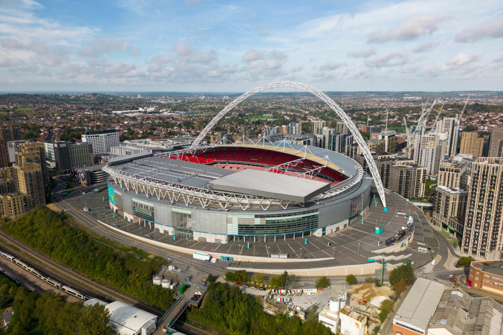Novi Wembley u Londonu, otvoren prije sedamnaest godina na mjestu legendarnog starog zdanja, predstavlja vrhunski simbol modernog stadionskog dizajna na globalnoj razini. Njegov najupečatljiviji element je veličanstveni luk koji se nadvija nad cijelim zdanjem i čini ga vizualno prepoznatljivim diljem britanske prijestolnice. Taj gigantski luk nije isključivo estetski dodatak, već i vrlo ključni dio nosive konstrukcije koji potpuno eliminira potrebu za potpornim stupovima i gledateljima omogućava savršen pogled na zeleni travnjak iz svakog kuta.