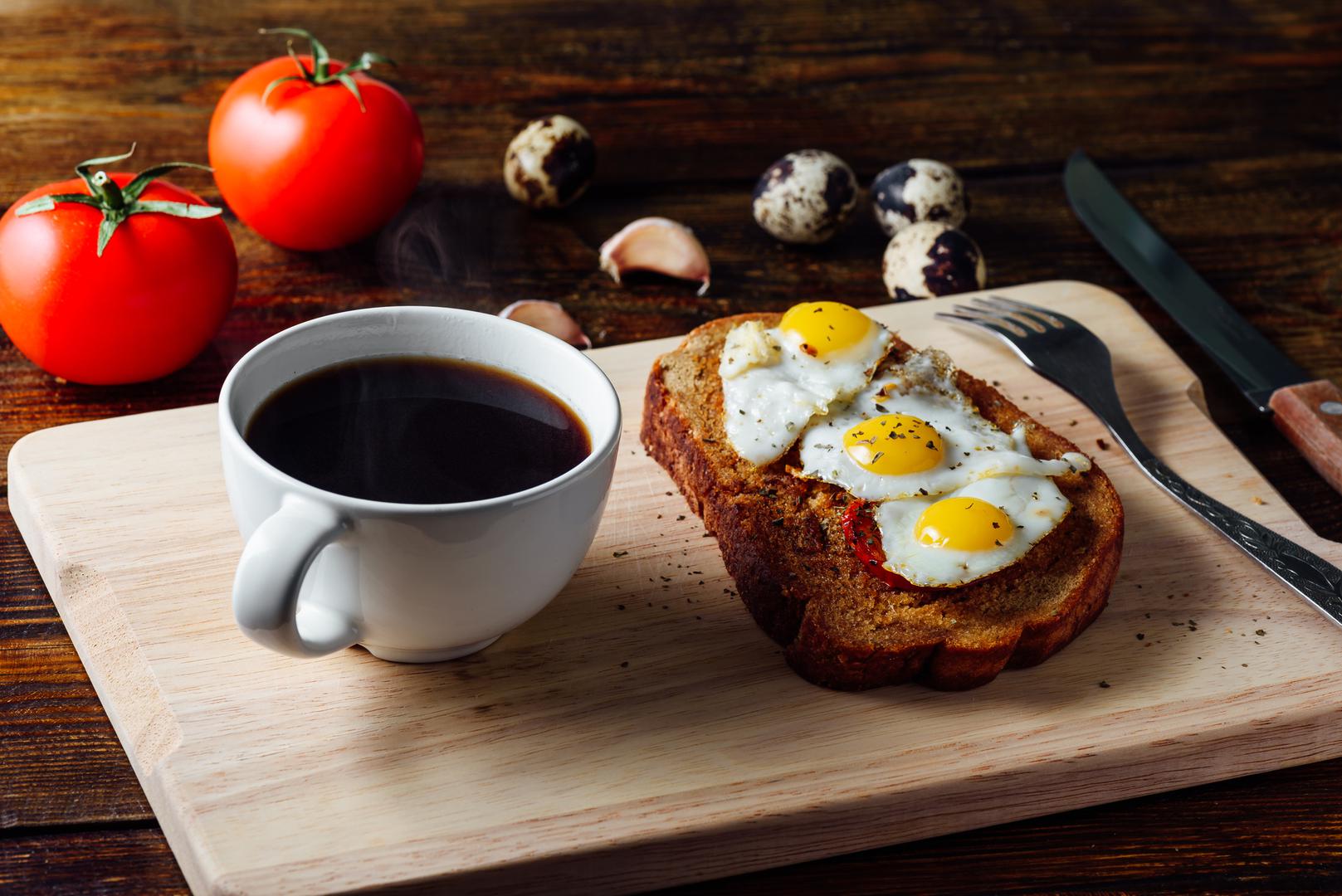 Za doručak jaja i kava – Nutricionistica Lyndi Cohen kaže kako je kombinacija jaje i kave za doručak idealna za gubitak kilograma, a osim toga, kofein pomaže pri koncentraciji, ali i suzbija apetit. Jaja su izvrstan izvor proteina, najbolja hrana za početak dana.