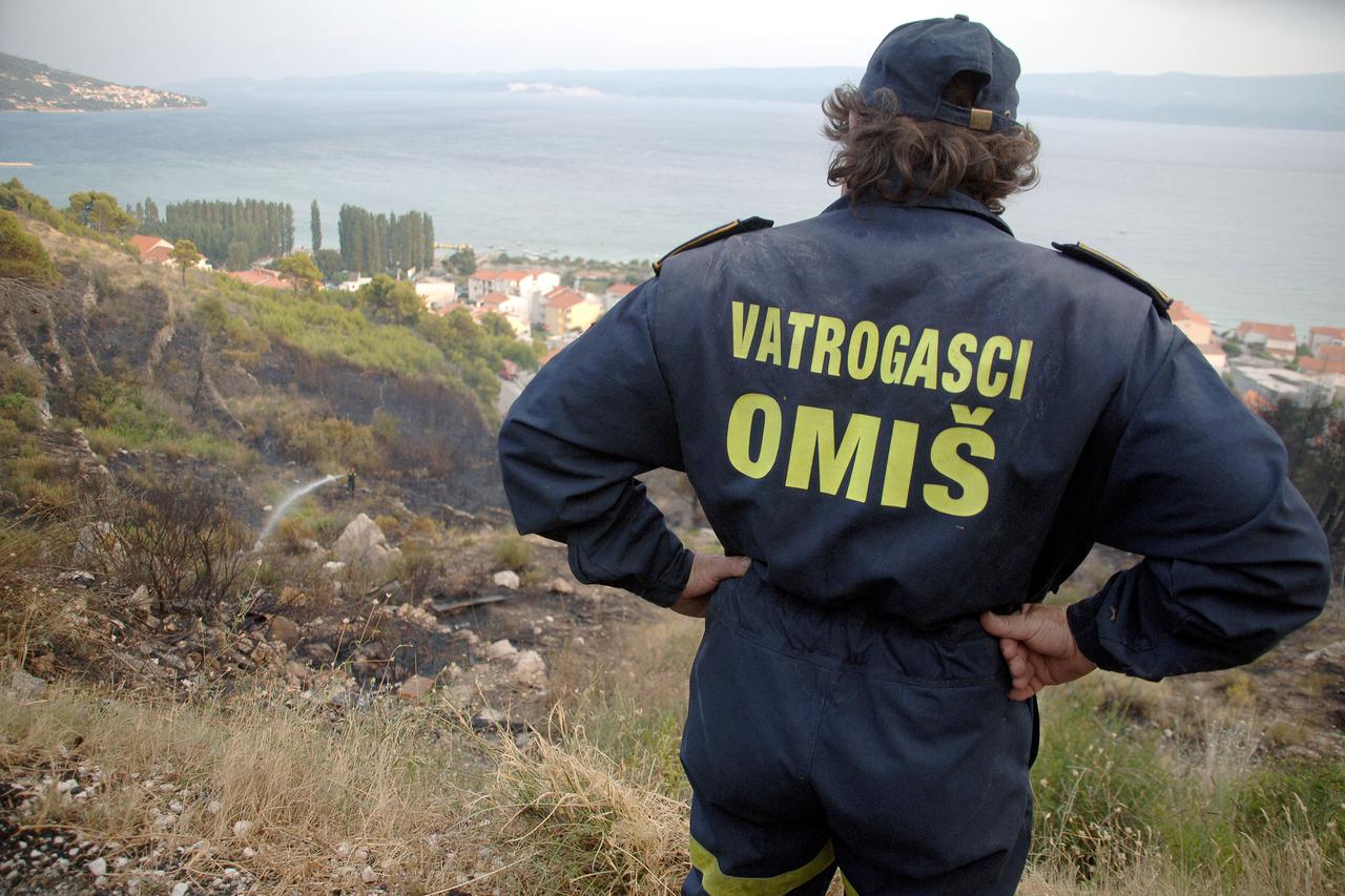 Omiš: Uspješno lokaliziran požar kod mjesta Du?e