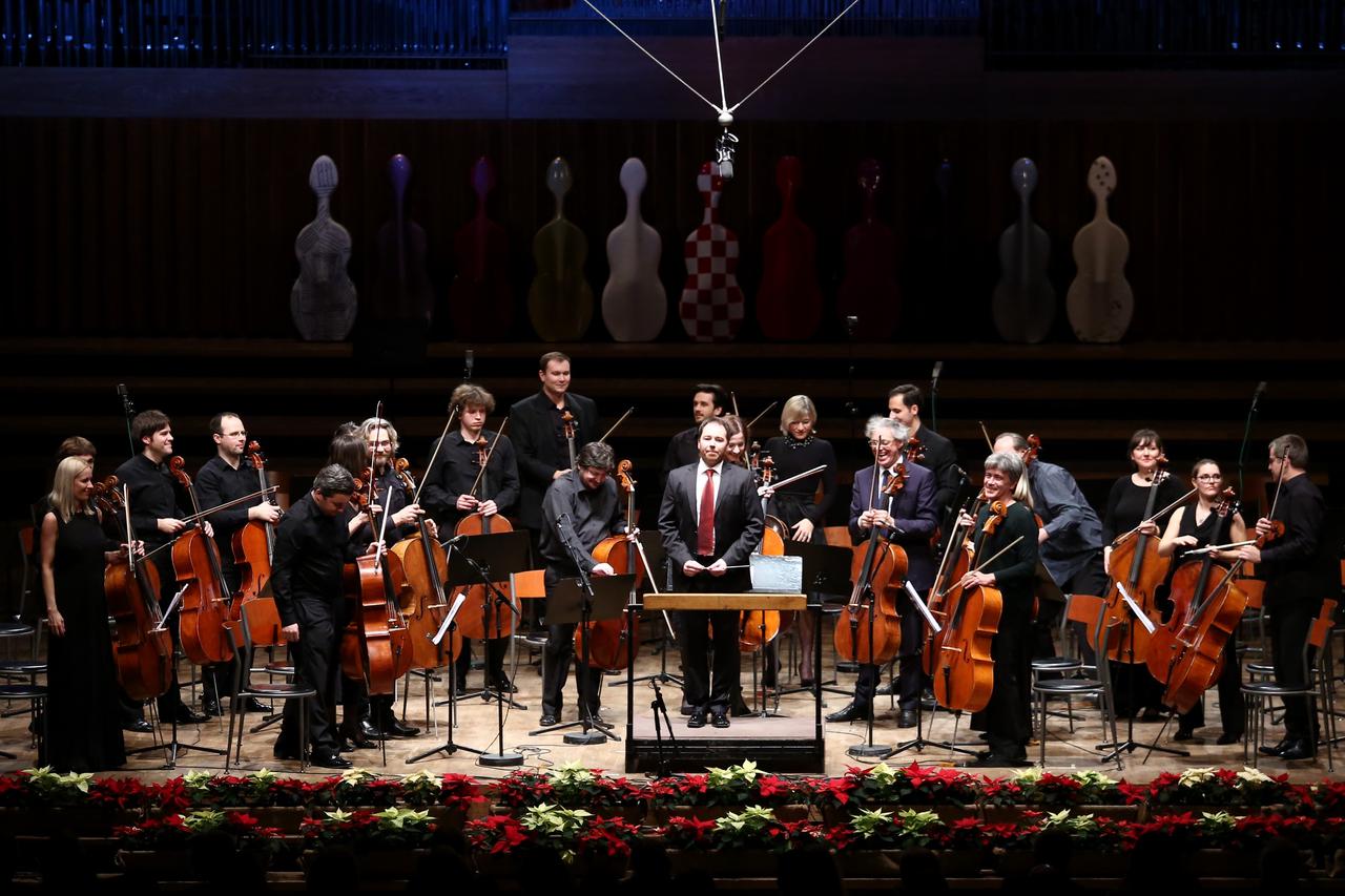 Ansambl od 155 violončelista održao koncert u čast 100. godišnjice rođenja Antonija Janigra