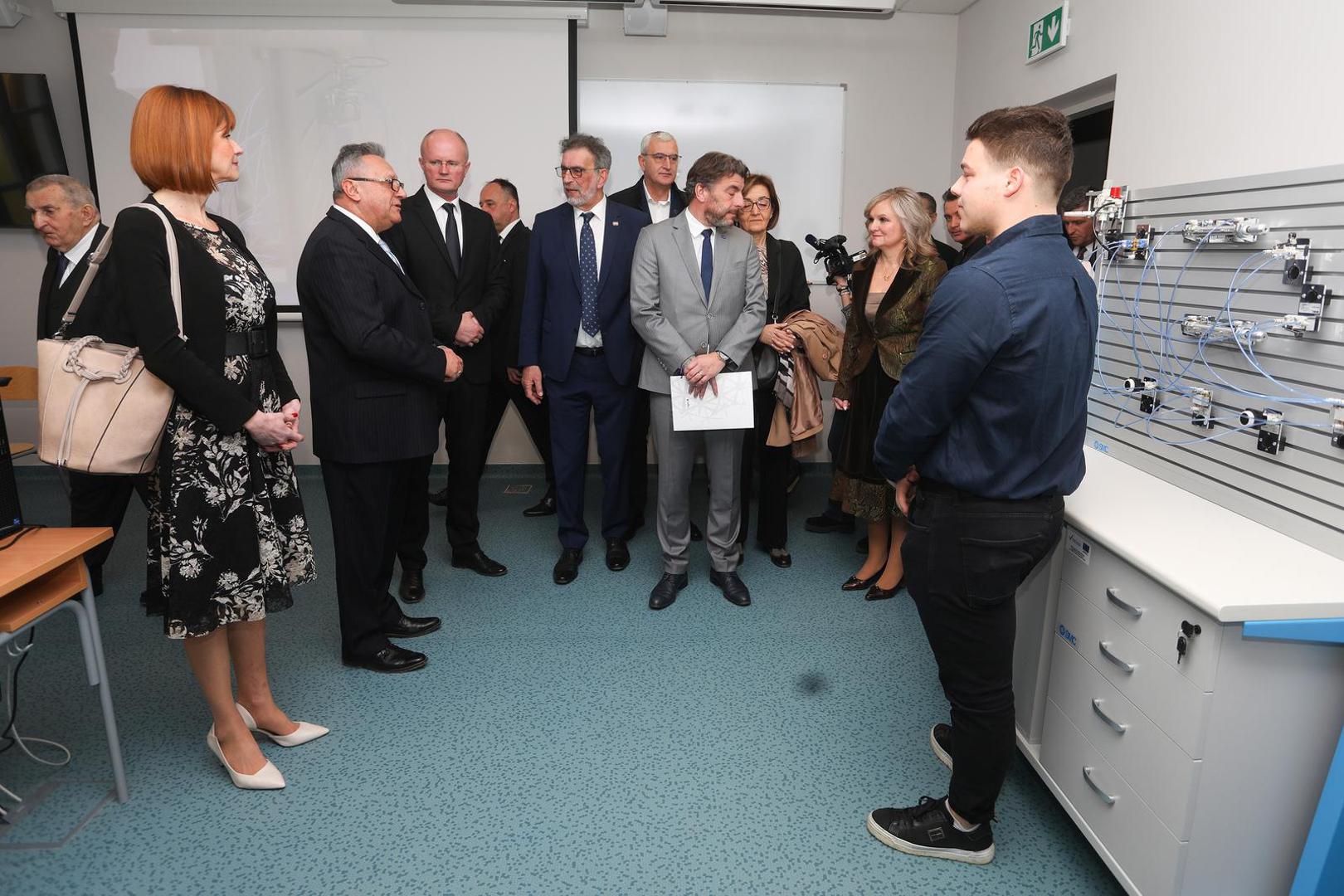 22.02.2025., Karlovac - U prostoru nekadasnje Oruzane na Trgu bana Jelacica, otvoren je Regionalni centar kompetentnosti. Nositelji projekta centra su Tehnicka i Trgovacko ugostiteljska skola Karlovac. Otvorenju su nazocili ministar obrazovanja Radovan Fuchs, Dragan Jokic, zupanica Martina Furdek hajdin, gradonacelnik Damir Mandic te brojni drugi uzvanici. Photo: Kristina Stedul Fabac/PIXSELL