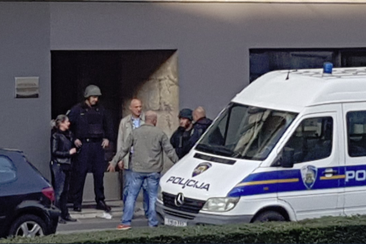 Naoružani muškarac ispred zgrade Grabar Kitarović