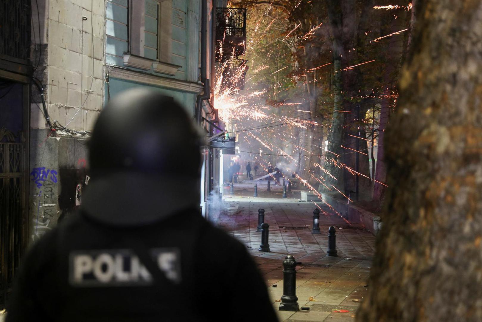 Stranka Gruzijski san, koja je na vlasti od 2012., izazvala je u četvrtak te prosvjede odgodivši do 2028. pregovore o pristupanju s Europskom unijom, što je cilj upisan u gruzijski ustav. Oporba optužuje vladu da se želi približiti Moskvi i kopirati njezine represivne i autoritarne metode.