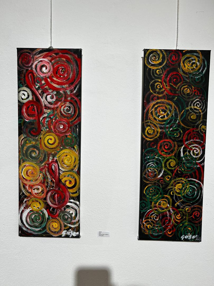 Školovala se u Školi primijenjene umjetnosti i dizajna, smjer keramika, gdje je rado eksperimentirala s oblicima i bojama. Ipak, pravu umjetničku slobodu pronašla je u slikanju na platnu – mediju koji joj je omogućio da najiskrenije prenese svoje priče, misli i osjećaje, povezujući unutarnji svijet s vanjskim.