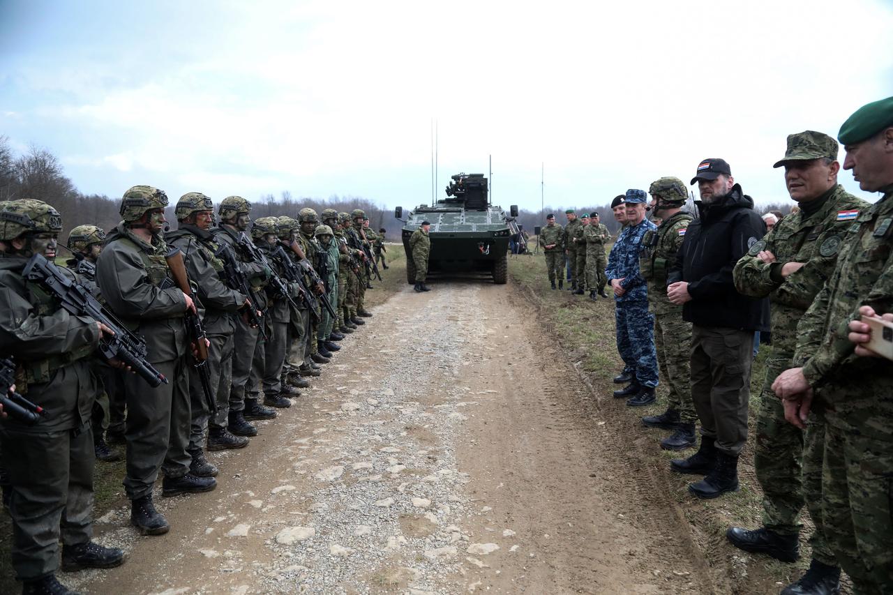 Prezentacija upotrebe napredno taktičkog radio uređaja "Takrad" u vojarni u Petrinji