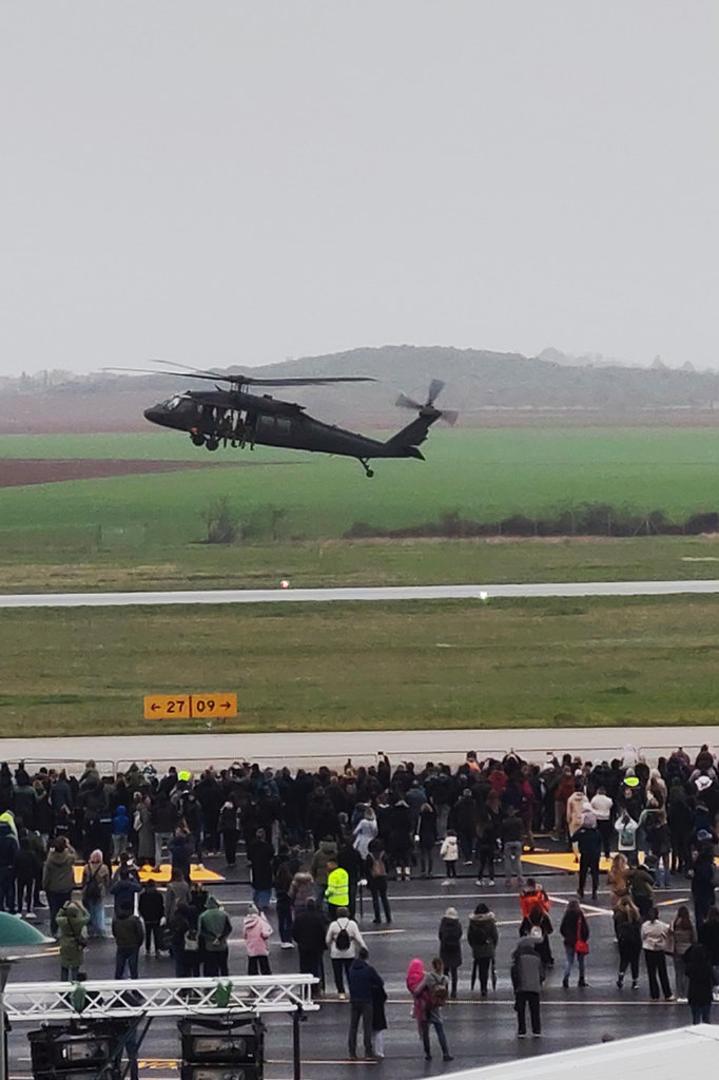 Unatoč lošim meteo uvjetima zrakoplovna priredba u Zračnoj luci Pula privukla je više od 3000 posjetitelja, a nadasve djecu i mlade koji su oduševljeno razgledavali zrakoplove i zanimljivi letački program Hrvatskog ratnog zrakoplovstva koji je otvoren preletom dva višenamjenska borbena aviona Rafale.