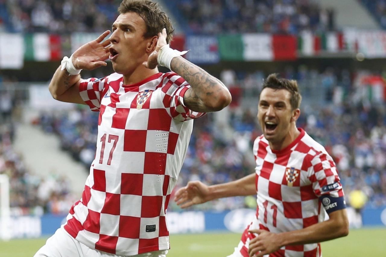 'Croatia\'s Mario Mandzukic (L) celebrates with Darijo Srna after scoring a goal against Italy during their Group C Euro 2012 soccer match at the city stadium in Poznan, June 14, 2012.     REUTERS/Dom