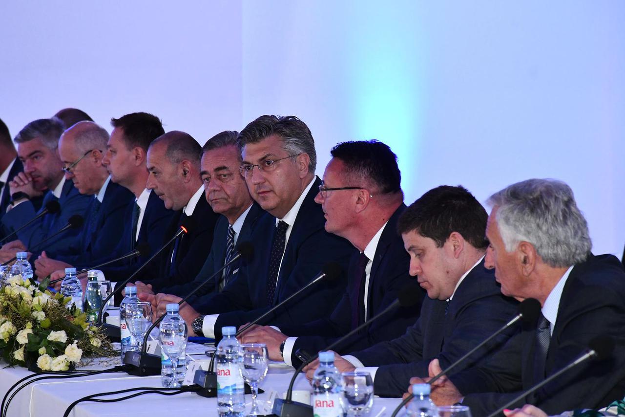 Slavonski Brod: Plenković prisustvovao sastanaku Vlade sa županima, predstavnicima Udruge gradova i Hrvatske zajednice općina