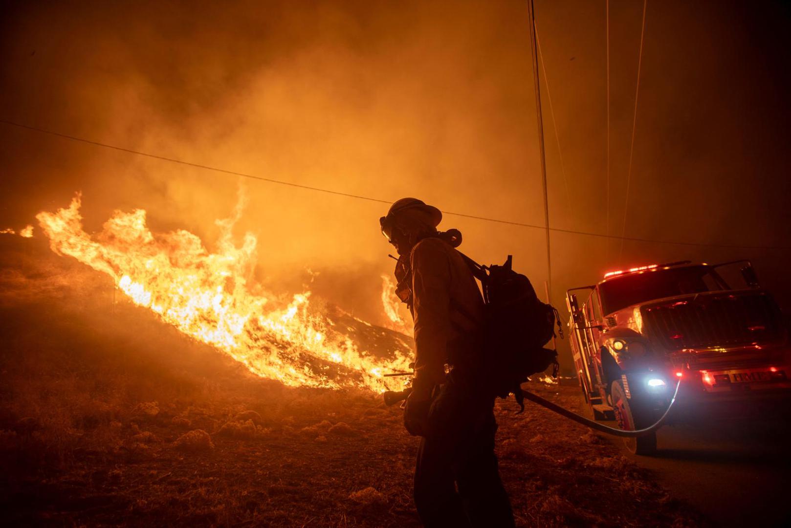 A firefighter battles the Hughes Fire near Castaic Lake, north of Santa Clarita, California, U.S. January 22, 2025.  REUTERS/Ringo Chiu Photo: RINGO CHIU/REUTERS