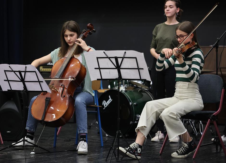 Zagreb: Učenici gimnazije Tituš Brezovački pripremaju se za  humanitarni koncert