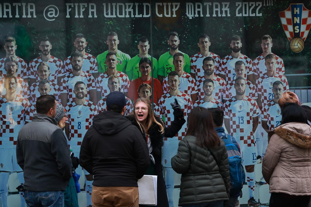 Zagreb: Skupina turista ispred plakata hrvatske nogometne reprezentacije