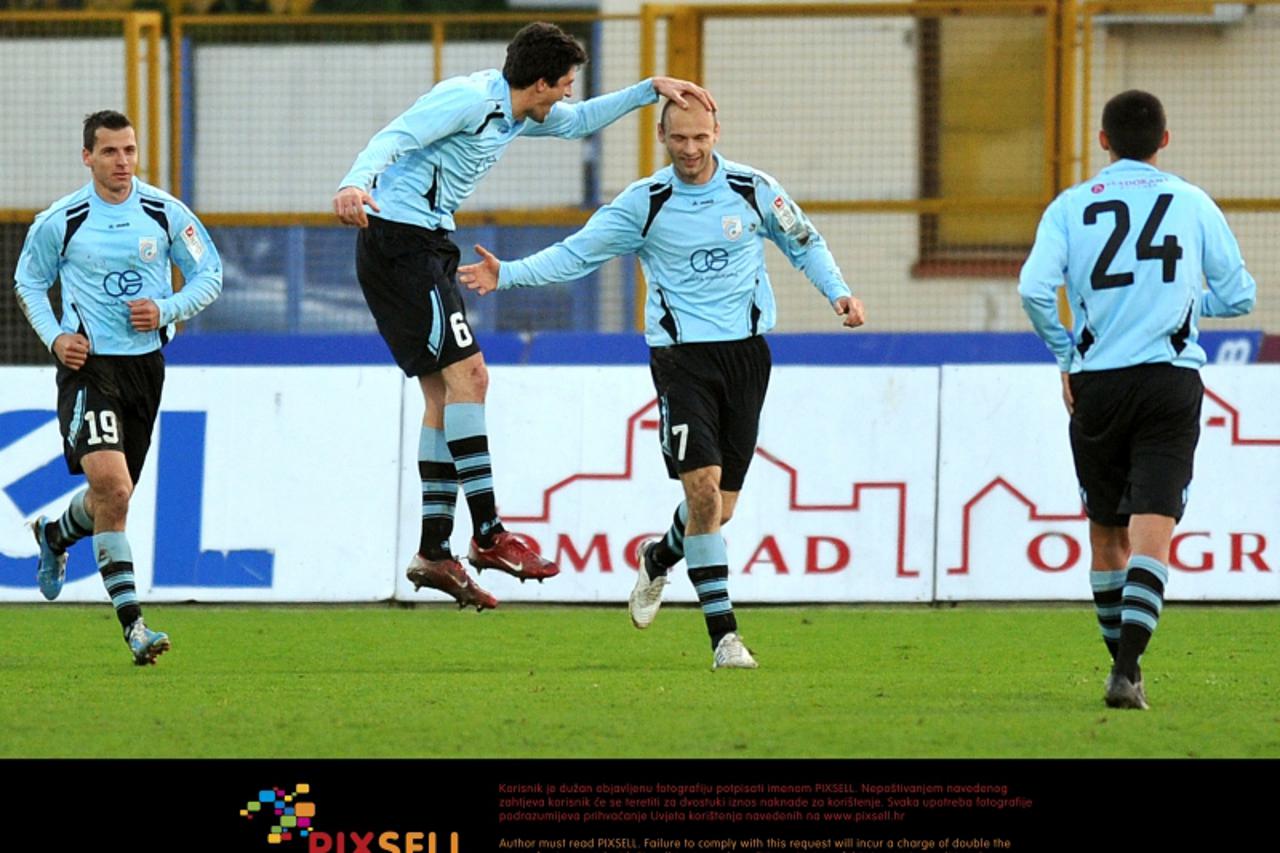 '27.10.2010., Stadion u Zapresicu, Zapresic - 1/8 finala Hrvatskog nogometnog kupa, NK Inter Zapresic - NK Cibalia. Dino Kresinger proslavlja postignuti pogodak sa suigracima. Petar Tomic mu cestita. 