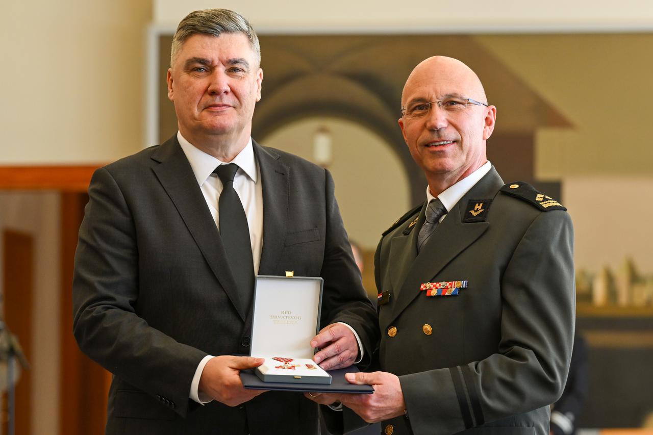 Milanović uručio časničke bodeže i odlikovanja umirovljenim časnicima Hrvatske vojske